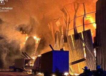 Росіяни влучили по польському заводу з виготовлення вікон у Львові