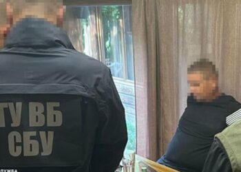 На Буковині бізнесмен пропонував 5000 доларів працівнику СБУ за вільний доступ до частини ЗСУ