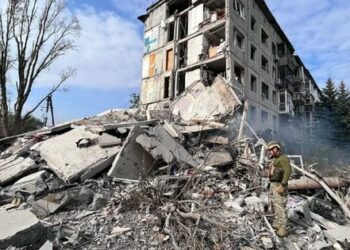 Росія обстріляла багатоповерхівку в Авдіївці, під завалами опинився літній чоловік