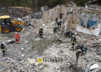 Рятувальники не можуть знайти чотирьох людей після удару по кафе у Грозі