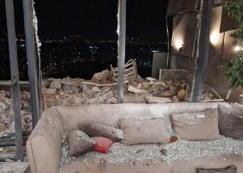 У Києві уламки збитого російського дрону впали на житловий будинок