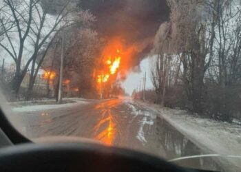 В окупованій Макіївці влучили у нафтобазу росіян, спалахнула велика пожежа