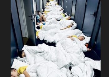 Вихованці дитячої академії футболу у Винниках сплять у коридорі під час тривог. Фото дня