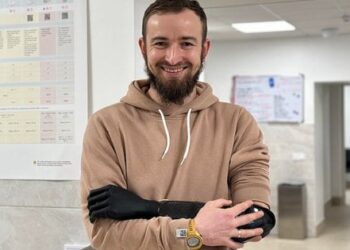 Учитель фізичної культури за допомогою біонічної руки закинув баскетбольний мʼяч прямо у кошик