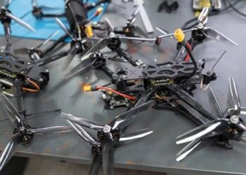 Михайло Федоров закликав українців збирати FPV-дрони вдома