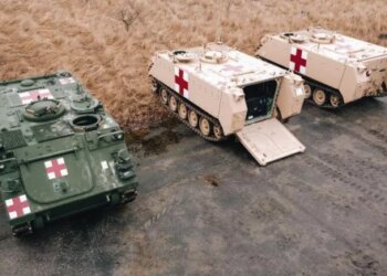 Українським військовим передали бронетранспортери для евакуації поранених