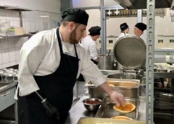 Після успішного протезування у Львові 21-річний хлопець знову працює кухарем