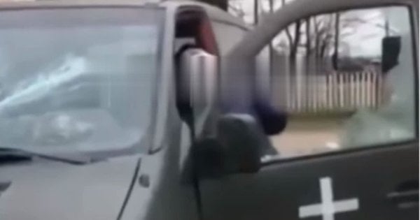 На співробітників Хмельницького ТЦК напала група жінок та розбила вікна їхнього авто - відео