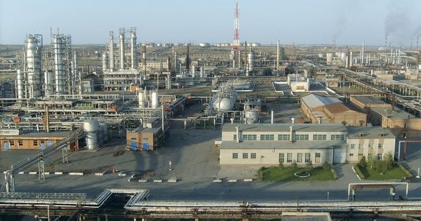 Через прорив дамби в російському Орську припинив роботу провідний НПЗ