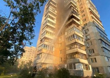 Уламки російської ракети спричинили пожежу у київській багатоповерхівці