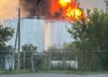 Вночі невідомі безпілотники атакували дві російські нафтобази та НПЗ