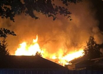 Після атаки дронів у Курській області загорівся завод низьковольтної апаратури