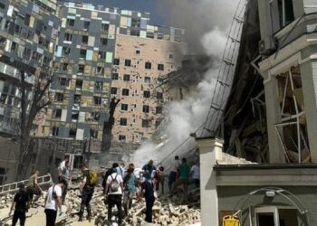 Під час масованої ракетної атаки росіяни влучили у київську дитячу лікарню «Охматдит»