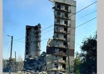 Росіяни вдарили по багатоповерхівці в Мирнограді, є загиблий і поранені