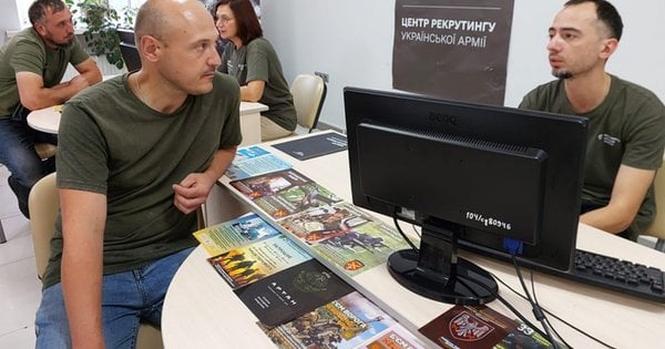 У Чернівцях відкрили рекрутинговий центр української армії