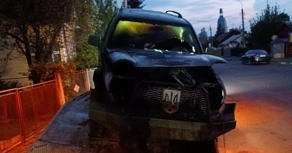 У Надвірній підпалили військовий автомобіль для бійців на Покровському напрямку