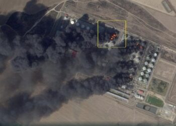 У Ростовській області Росії понад тиждень горить атакований ЗСУ нафтокомбінат
