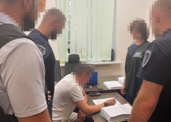 Чиновник Херсонської ОВА отримав підозру у закупівлі неякісного одягу для ЗСУ на 21 млн грн