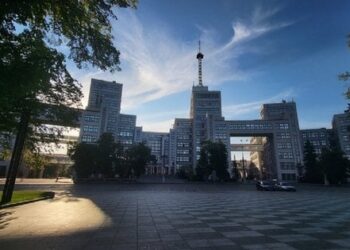 Прямим влучанням авіабомби росіяни пошкодили символ Харкова – будівлю Держпрому