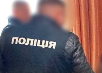На Хмельниччині солдат за 5000 доларів обіцяв ухилянту виключити його з військового обліку