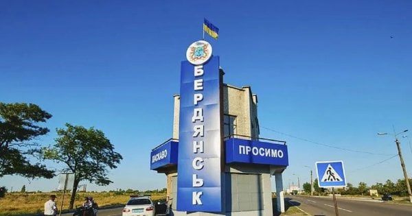 Вночі внаслідок ракетної атаки на території порту в окупованому Бердянську спалахнула пожежа