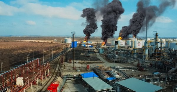 Російські НПЗ скорочують переробку нафти та ризикують закритися через збитки та дронові атаки