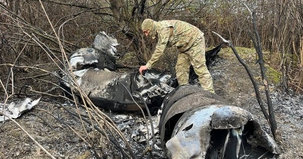 Поліція Закарпаття показала знешкодження бойової частини збитої російської ракети