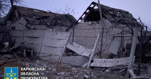 Росіяни вдарили ракетою по селищу на Харківщині, є загиблі