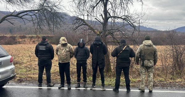 На Закарпатті ухилянти намагалися втекти за кордон під виглядом траурного кортежу (фото)