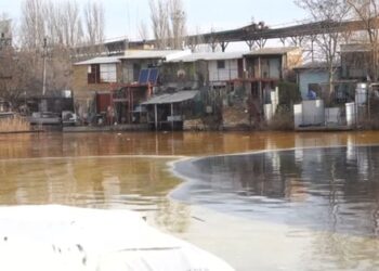 З Південного Бугу в Миколаєві відкачали 70 тонн олії, розлитої внаслідок російської атаки