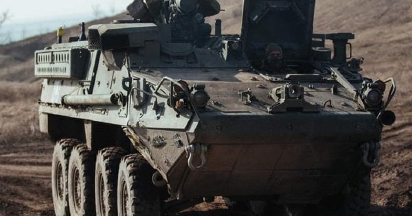 Stryker 80-ї бригади ДШВ доганяє і давить у полях Курщини російську піхоту. Відео дня
