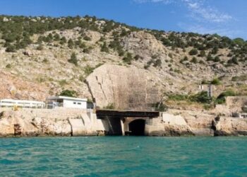 У Криму росіяни відновлюють секретну радянську базу підводних човнів