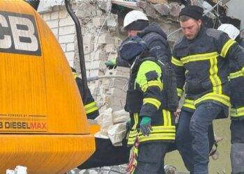 У Херсоні з-під завалів багатоповерхівки дістали тіло чоловіка