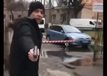 На Волині чоловік втікав від працівників ТЦК, погрожуючи пістолетом (відео)