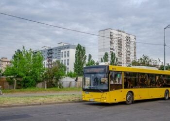 У Києві дозволили рух наземного громадського транспорту під час повітряної тривоги