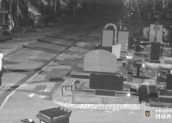 У Вінниці жінка обікрала могилу наймолодшого оборонця «Азовсталі»