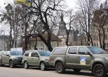 Британські фермери привезли до Львова 23 пікапи для 80-ї та 3-ї штурмової бригад