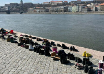 V Budimpešti so v spomin na pobite v Mariupolu razstavili 300 parov čevljev. Fotografija dneva