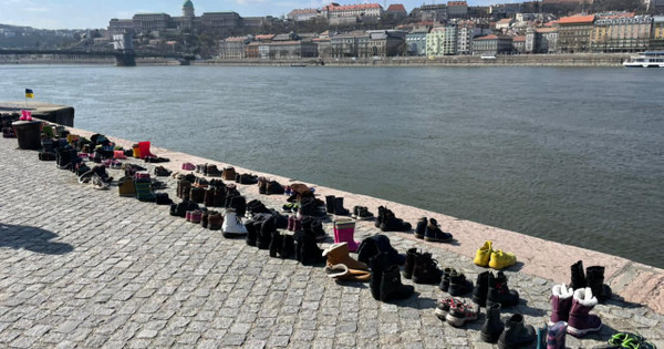 V Budimpešti so v spomin na pobite v Mariupolu razstavili 300 parov čevljev. Fotografija dneva