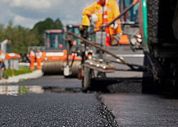 Znesek razpisov za popravila cest lani za desetkrat presegal nakupe za vojsko