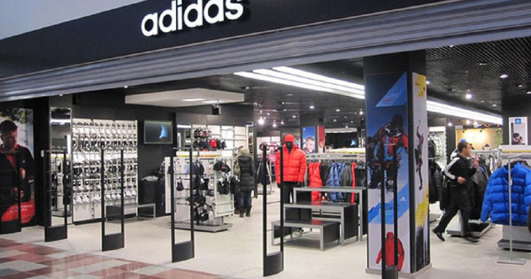 Adidas zapre trgovine in prekine operacije v Rusiji