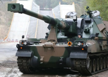 Poljska predal Ukrajini 155-mm samohodnega topništvo AHS Krab