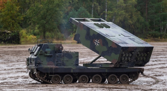 Nemčija bo v Ukrajino prenesla še dva MLRS Mars II in 50 oklepnikov Dingo