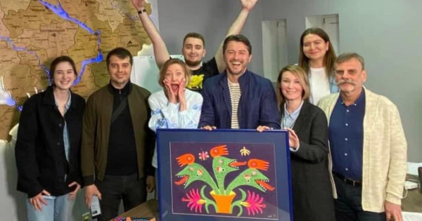 Za denar od prodaje slike Marije Pryimachenko bodo za oborožene sile Ukrajine kupili 125 minibusov