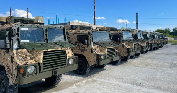 Ukrajinske oborožene sile so od anonimnega dobrotnika prejele osem oklepnih avtomobilov Pinzgauer