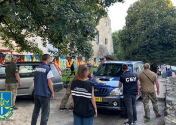 Lviv umetnik Oles Dzyndra je bil obtožen prodaje avtomobilov za oborožene sile Ukrajine
