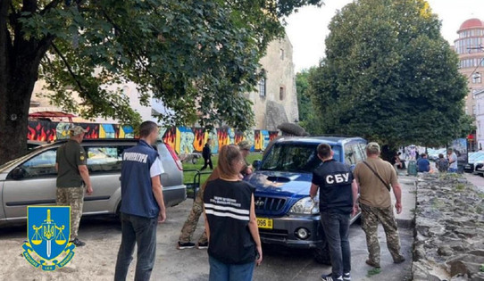 Lviv umetnik Oles Dzyndra je bil obtožen prodaje avtomobilov za oborožene sile Ukrajine