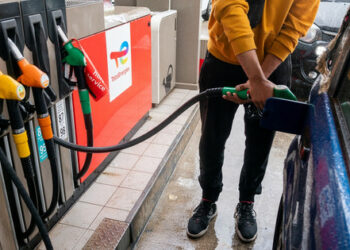 Aktivisti francoski totalenergiji očitajo soodločanje v ruskih vojnih zločinih
