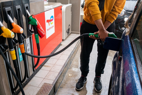 Aktivisti francoski totalenergiji očitajo soodločanje v ruskih vojnih zločinih