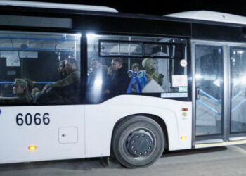 Avtobusi z ukrajinskimi borci zapustili Azovstal, – Reuters